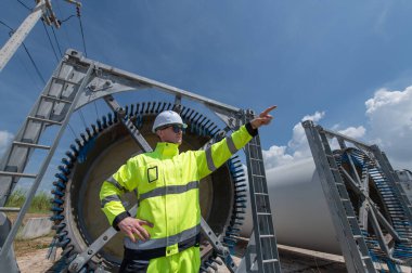 Rüzgâr Türbini İnsansız Hava Aracı Bakım ve Onarım Teknisyeni, Türbinlerin bakımını kontrol ediyor. Rüzgar türbini tarlasında temiz güç jeneratörü sistemi çalışıyor.