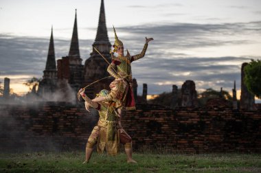 Pantomim (Khon) Wat Phra Si Santhe, Ayutthaya, Tayland 'da halka açık bir yerde Ramakien' den (Ramayana) geleneksel Tayland klasik maskeli oyun sahneleri.