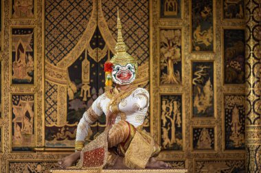 Pantomim (Khon) Tayland 'ın başkenti Ayutthaya' da Wat Phra Khao 'da Tayland tablolarının bir arkaplanı ile geleneksel Tayland klasik maskeli oyun sahneleridir.