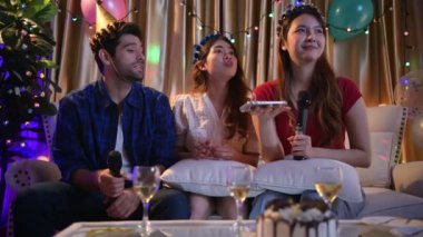 Arkadaşlar evlerinde karaoke yaparlar, birlikte eğlenirler, kutlamanın tadını çıkarırlar, tatillerde kutlama yaparlar.