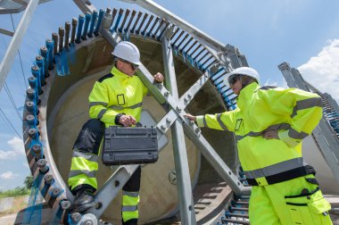 Rüzgar türbini çiftliğinde çalışan mühendisler, rüzgar türbinleri temiz enerji kaynağı, elektrik ve sanayi çevresi için eko teknolojisi üretiyor.