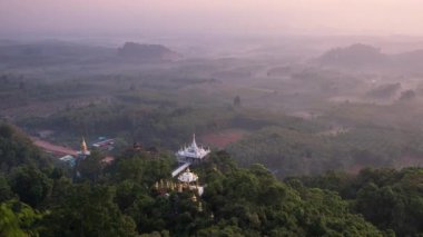 Khao Na Nai Luang Dharma Parkı, Surat thani ili, Tayland tepesinde pagoda ile güzel bir gün doğumu.