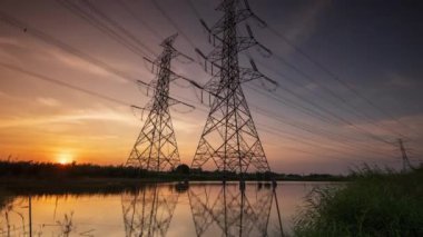 Gün batımında yüksek voltajlı elektrik direği yapısı zaman aşımı