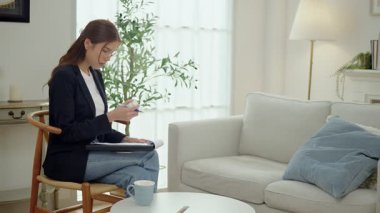 Asya Eczacılık Satışları hasta, sağlık ve sağlık hizmetleri için ilaçları kontrol ediyor. 