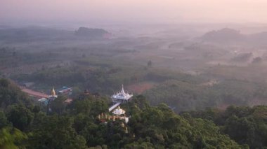 Khao Na Nai Luang Dharma Parkı, Surat thani ili, Tayland tepesinde pagoda ile güzel bir gün doğumu.