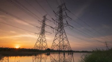 Gün batımında yüksek voltajlı elektrik direği yapısı zaman aşımı