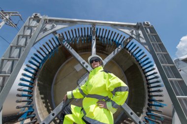 Rüzgâr türbini bakım ve onarım teknisyeni, mühendis türbinleri kontrol ediyor. Rüzgar türbini çiftliğinde bakım ve temiz güç jeneratörü sistemi çalışıyor.