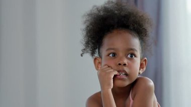 Mutlu kıvırcık Afrikalı Asyalı, mutlu, kaygısız ve pozitif tavırlı, duygusal, çocukluk konsepti olan tatlı kız çocuk modeli..