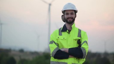 Rüzgar türbini çiftliğinde çalışan mutlu gülümseyen mühendislerin portresi, rüzgar türbinleri temiz enerji kaynağı, elektrik ve sanayi çevresi için eko teknolojisi üretiyor.