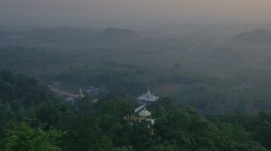 Khao Na Nai Luang Dharma Parkı, Surat thani ili, Tayland tepesinde pagoda ile güzel bir gün doğumu.