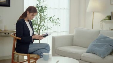 Asya Eczacılık Satışları hasta, sağlık ve sağlık hizmetleri için ilaçları kontrol ediyor. 