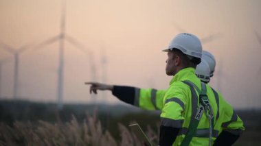 Rüzgar türbini çiftliğinde çalışan mühendisler, rüzgar türbinleri temiz enerji kaynağı, elektrik ve sanayi çevresi için eko teknolojisi üretiyor.