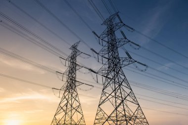 Yüksek voltajlı elektrik direği yapısı ya da günbatımında yüksek voltajlı elektrik iletim kulesi