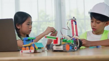 Çocuklar inşaat bloklarıyla oynuyor, çocuklar renkli plastik tuğlalarla oynuyor ve inşa ediyorlar. Erken öğrenme ve geliştirme.