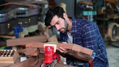 Luthier ahşap müzikal yapıyor ve çalışma odasında el aletleriyle geleneksel aletler kullanıyor.