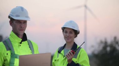 Rüzgar türbini çiftliğinde çalışan mühendisler, rüzgar türbinleri temiz enerji kaynağı, elektrik ve sanayi çevresi için eko teknolojisi üretiyor.