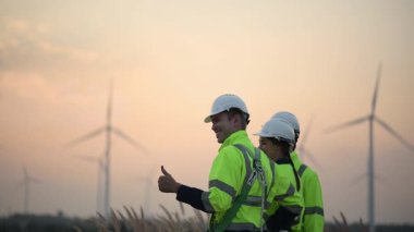 Rüzgar türbini çiftliğinde çalışan mühendisler, rüzgar türbinleri temiz enerji kaynağı, elektrik ve sanayi çevresi için eko teknolojisi üretiyor.