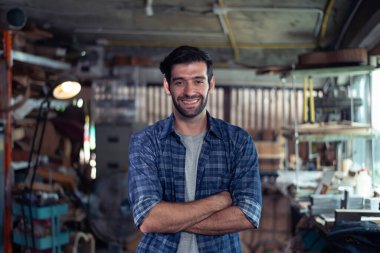 Gitar Luthier 'in portresi atölye, sanat ve zanaat konseptinde küçük işletme sahibi