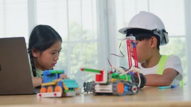 Çocuklar inşaat bloklarıyla oynuyor, çocuklar renkli plastik tuğlalarla oynuyor ve inşa ediyorlar. Erken öğrenme ve geliştirme.