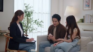 Evlilik sonrası ruh sağlığı sorunları, aile sorunları hakkında konuşan psikolog veya danışmanla Asyalı çift istişare, psikolog ilişki hakkında birkaç soru soruyor