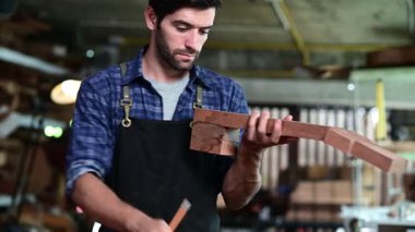 Luthier ahşap müzikal yapıyor ve çalışma odasında el aletleriyle geleneksel aletler kullanıyor.