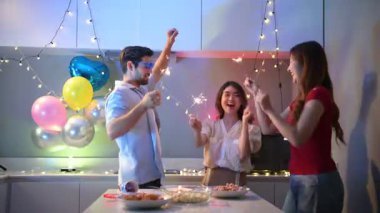 Arkadaşlar evlerinde eğleniyorlar, kutlama yapıyorlar, tatillerde kutlama yapıyorlar.