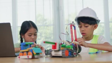 Çocuklar inşaat bloklarıyla oynuyor, çocuklar renkli plastik tuğlalarla oynuyor ve inşa ediyorlar. Erken öğrenme ve geliştirme.