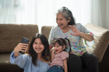 Mutlu Asyalı aile evlerinde eğleniyor, sevgi ve mutluluk insanlar evlerinde