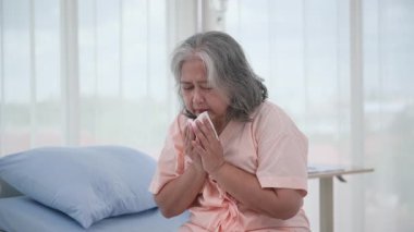 Asyalı yaşlı kadın hasta şokta. Hastane koğuşunda kan ve göğüs ağrısı var.