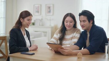 Evlilik, hayat sigortası ve yeni bir ev planıyla ilgili Asyalı çiftler danışmanlığınız kutlu olsun. Asyalı bir sigorta komisyoncusu onlara finansal ve yatırım tavsiyeleri verir