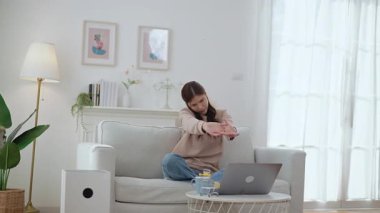 Rahat, dingin, güzel, Asyalı bir kadın yorgunluk çekiyor rahat koltukta dinleniyor modern oturma odasında dinleniyor, evinde dinleniyor.