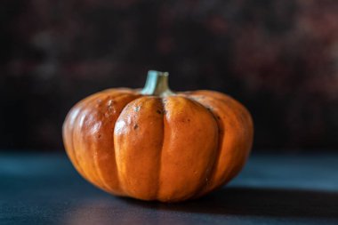 Sonbahar balkabağı ve sonbahar dekoru kopyalanmış ahşap arka planda