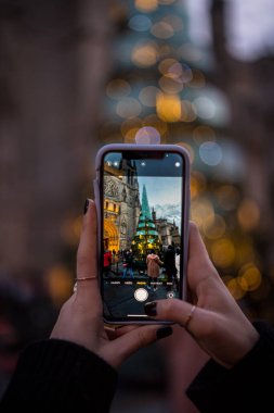 Bordeaux 'daki cam ve çelik Noel ağacının fotoğrafını çeken bir kadın. Telefonu, kişisel bakış açısı, Bordeaux, Fransa