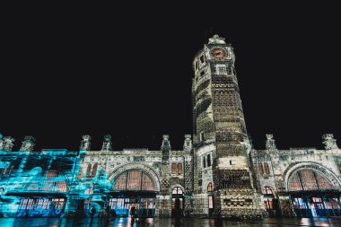 La Rochelle, Fransa - 22 Kasım 2022: La Rochelle istasyonunun yüzüncü yılı için Işıklar Festivali. Gece sokak festivali