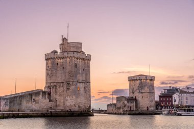 Gün batımında La Rochelle Limanı. Panorama silueti. La Rochelle 'in ünlü kuleleri yılbaşı ışıklarıyla aydınlanır..