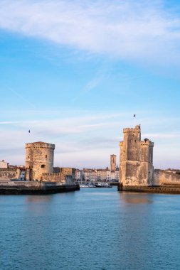 Mavi saatte La Rochelle limanı. Ufuk çizgisinin ünlü kuleleriyle portre biçimi.
