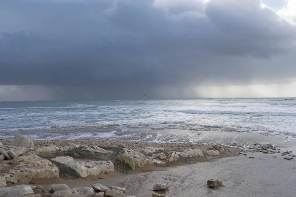 Kiezelstrand Bij Oceaan Bij Rivedoux Eiland Frankrijk Zon Schijnt Tussen — Stockfoto