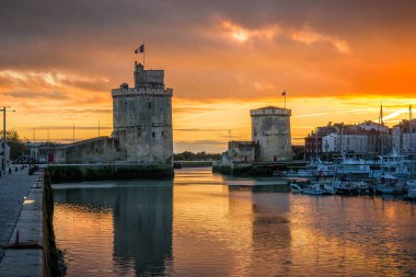 Gün batımında La Rochelle Limanı. Panorama silueti. La Rochelle 'in ünlü kuleleri yılbaşı ışıklarıyla aydınlanır..