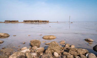 Açık denizdeki eski istiridye çiftliği, Charente Denizcilik 'teki Marsilly, Fransa. Retro tonlarName