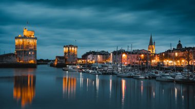 La Rochelle, Fransa 'nın eski limanının aydınlatılmış güzel şehri