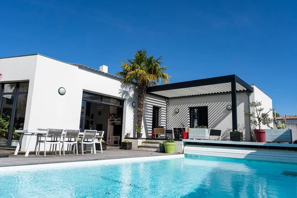 Açık hava pergola gölgelik yapısı, tente ve teras çatısı, bahçe salonu, sandalyeler, peyzaj ile çevrili metal ızgara.