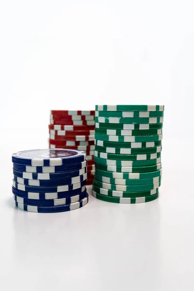 一堆堆现实的赌场芯片被白色背景隔离了像扑克 21点 轮盘赌这样的游戏需要大量的钱或现金 投注俱乐部和赌博 赢得主题 复制文本空间 — 图库照片
