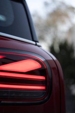 Modern kırmızı arabanın arka farlarının ayrıntıları.