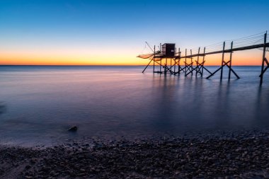 Atlantik Okyanusu kıyılarında, günbatımında La Rochelle, Charente Denizcilik, Fransa yakınlarında balıkçı kulübesi.
