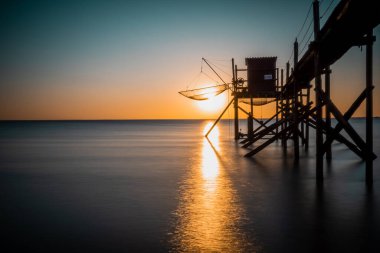 Atlantik Okyanusu kıyılarında, günbatımında La Rochelle, Charente Denizcilik, Fransa yakınlarında balıkçı kulübesi.