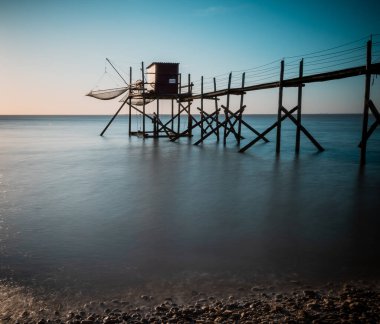 Atlantik Okyanusu kıyılarında, günbatımında La Rochelle, Charente Denizcilik, Fransa yakınlarında balıkçı kulübesi.