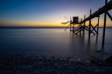 Atlantik Okyanusu kıyılarında, günbatımında La Rochelle, Charente Denizcilik, Fransa yakınlarında balıkçı kulübesi.