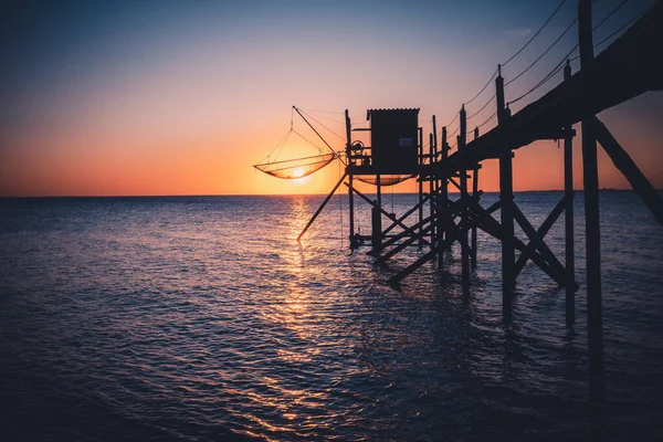Rybářská Chatrč Zvaná Carrelet Řemeslnou Sítí Zvedající Při Západu Slunce — Stock fotografie