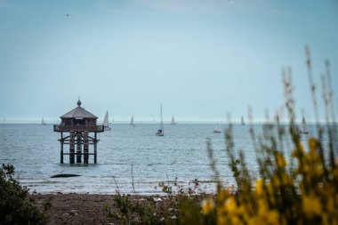 Dünyanın sonundaki deniz feneri ya da La Rochelle Fransa 'daki Le Phare du Bout du Monde. peyzaj biçimi. metin için boşluk kopyala