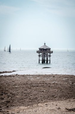 Dünyanın sonundaki deniz feneri ya da La Rochelle Fransa 'daki Le Phare du Bout du Monde. peyzaj biçimi. metin için boşluk kopyala